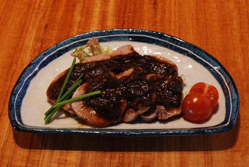 Tender-beef-tongue-with-aromatic-vegetables-and-tamari-soy-sauce-DSC_0790
